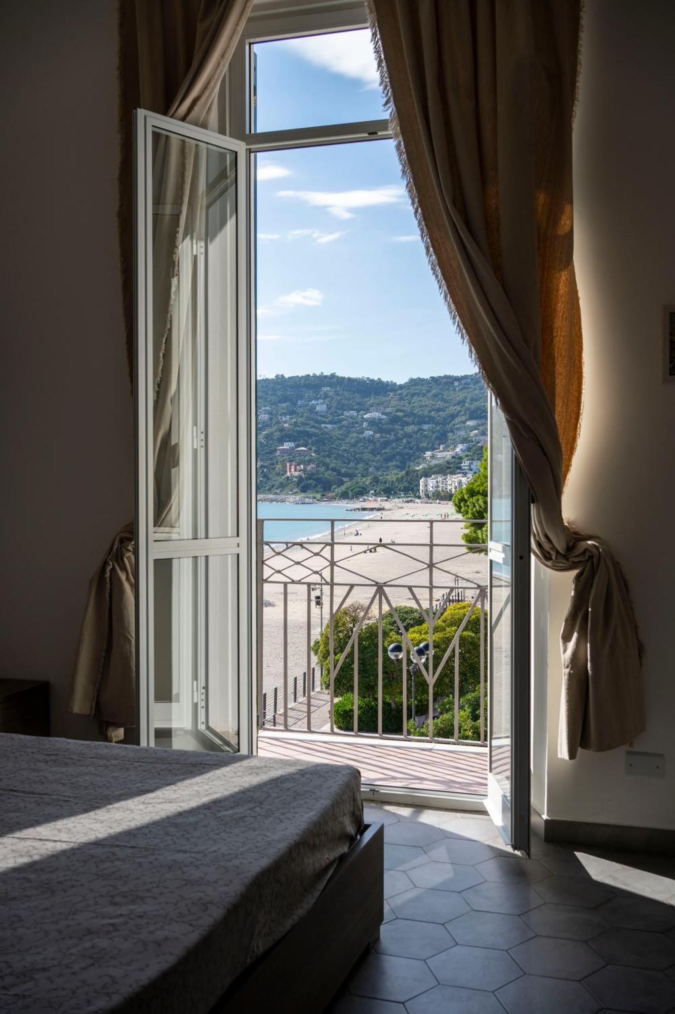 Hotel Miramare Споторно Екстериор снимка