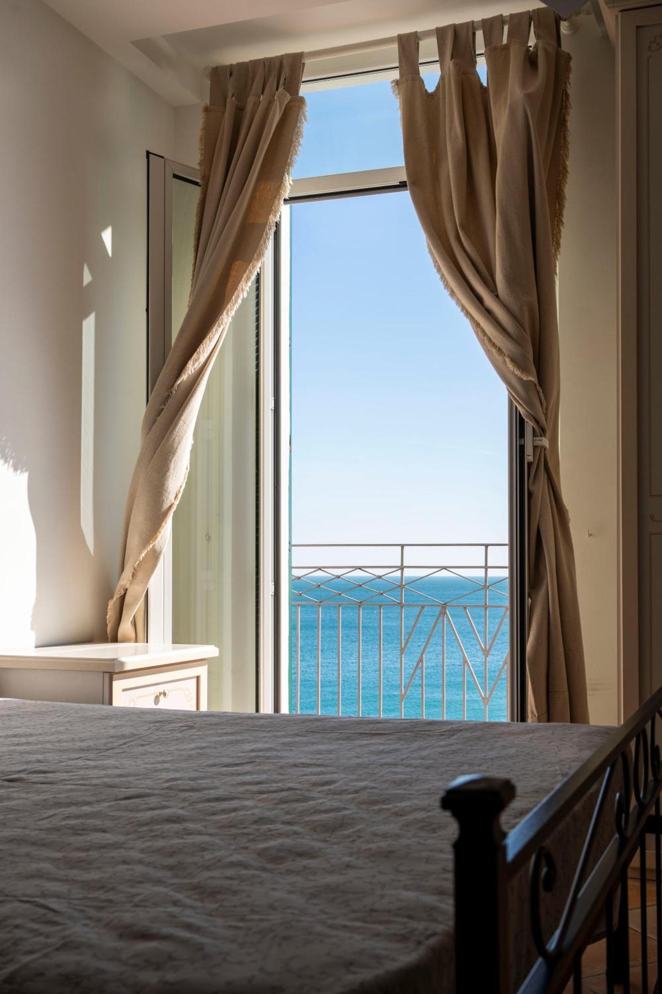 Hotel Miramare Споторно Екстериор снимка