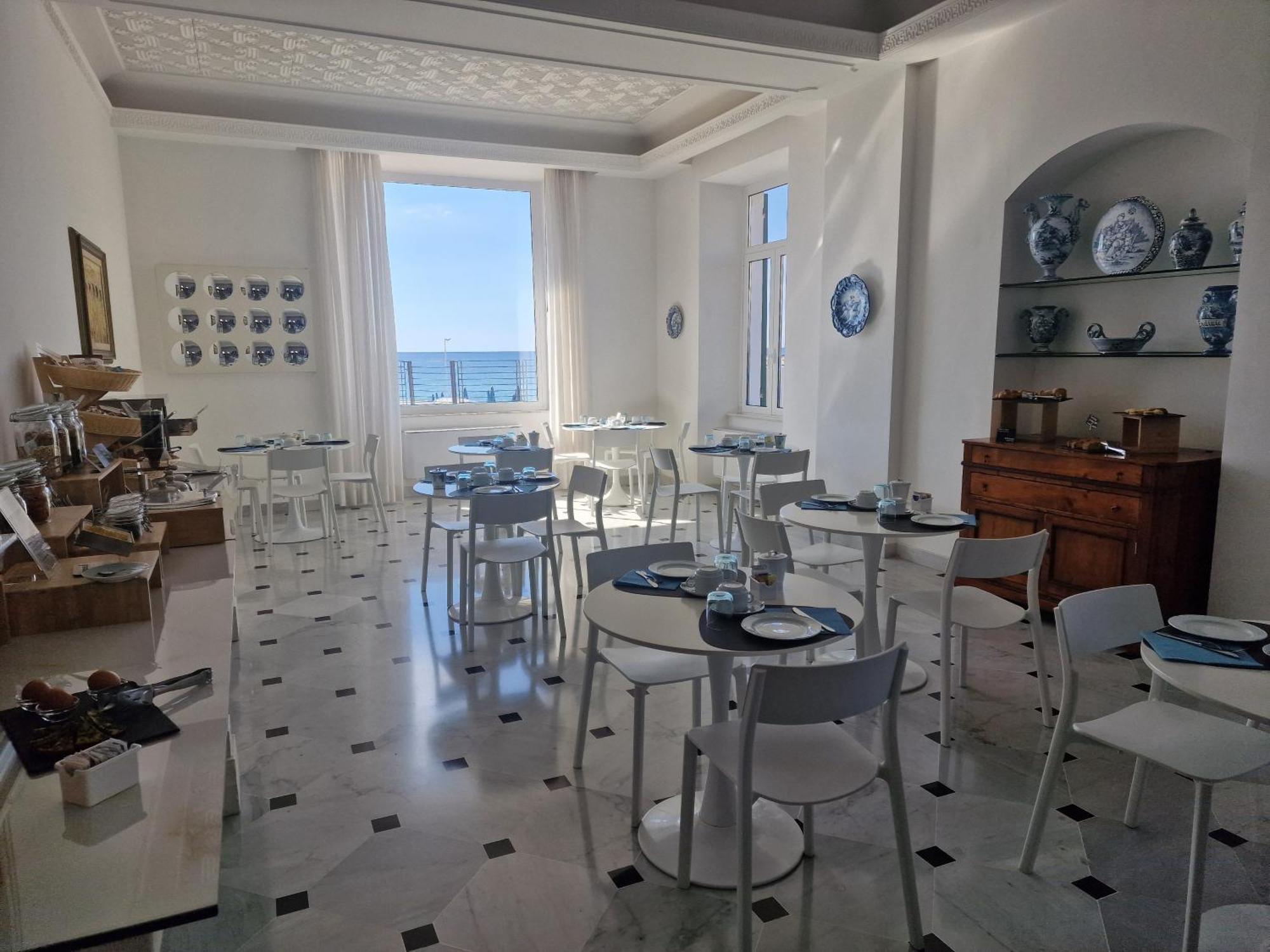 Hotel Miramare Споторно Екстериор снимка